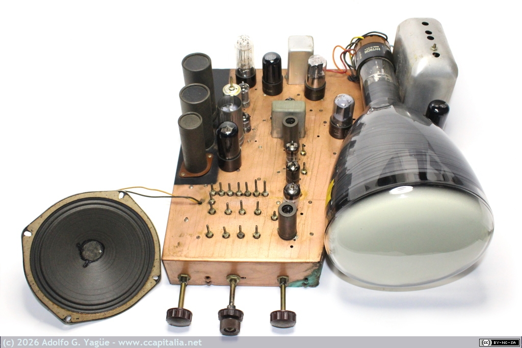 1862 - Motorola VT-71. Detalle superior del chasis TS-4J. TRC de 7" deflexión electroestática y altavoz (2), 1948