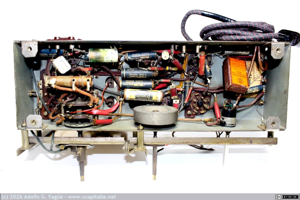 1861 - Radio Invicta modelo 305. Vísta inferior del chasis y sus componentes pasivos (4), 1945