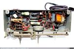 1861 - Radio Invicta modelo 305. Vísta inferior del chasis y sus componentes pasivos (4), 1945