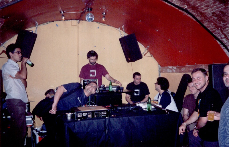 Akiyama, Pesqui, F-on, Daoun, Roberto, Juancar y Sevi - Klangmaschine [08.06.03]