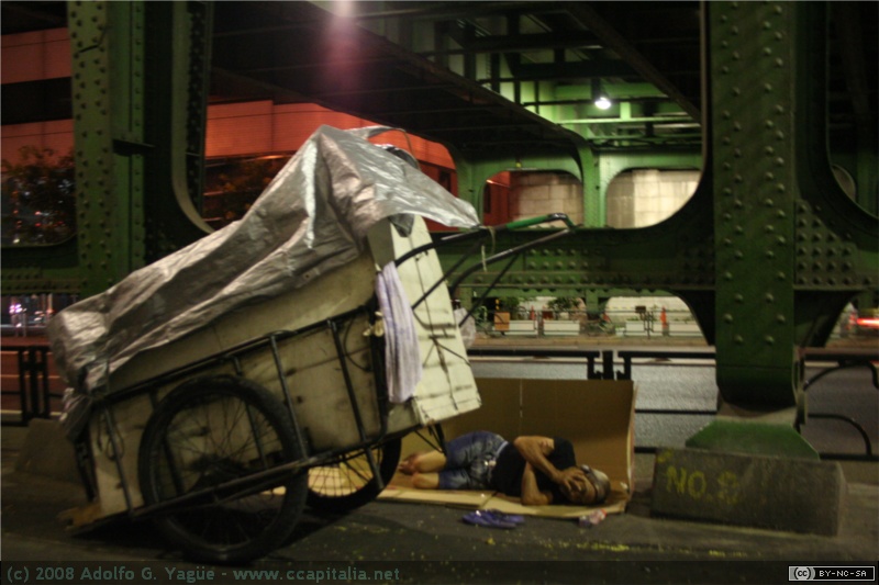 Durmiendo bajo un puente
