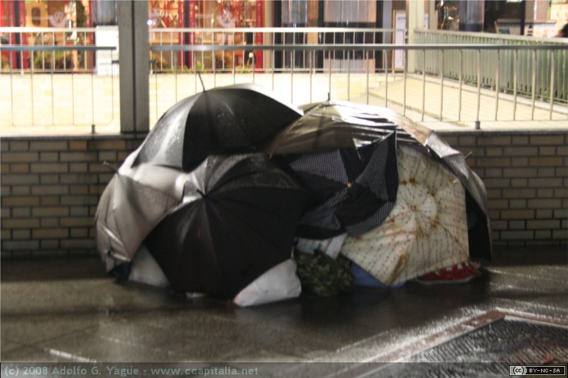 Sin techo a los pies de la estación de Kyoto