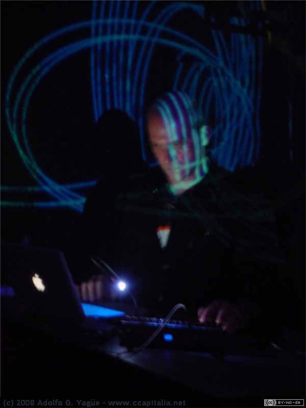 Cascone, CJitter, Laptop Jam Session - Live Act #43 - 05.10.03 (3)