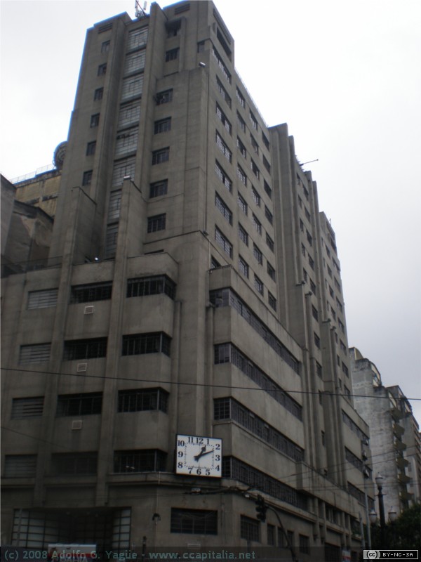 Edificio frente al Teatro Municipal