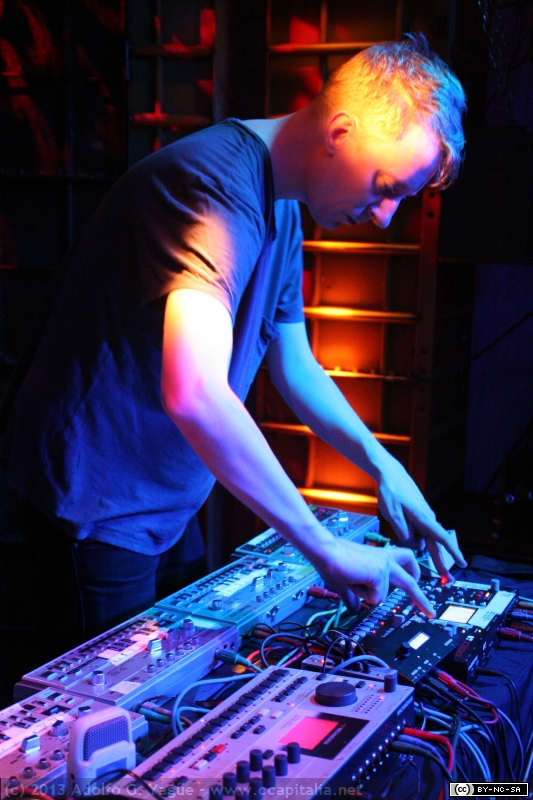 2013.11.03 - TM404 aka Andreas Tilliander en Klangmaschine (7)