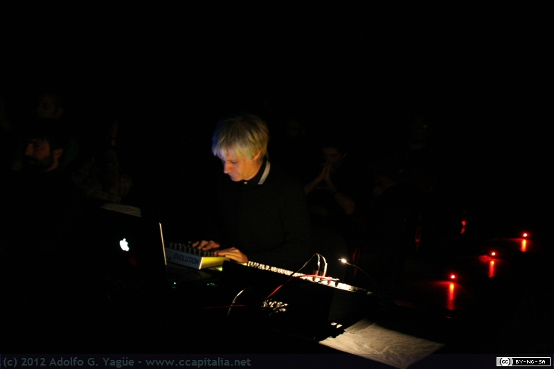 08.12.12 - Robert Hampson en Sonikas 10 (1)
