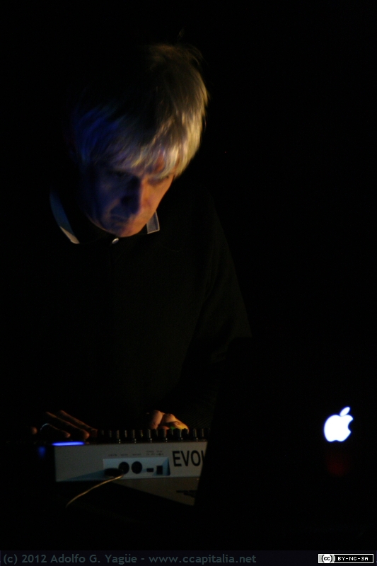 08.12.12 - Robert Hampson en Sonikas 10 (2)