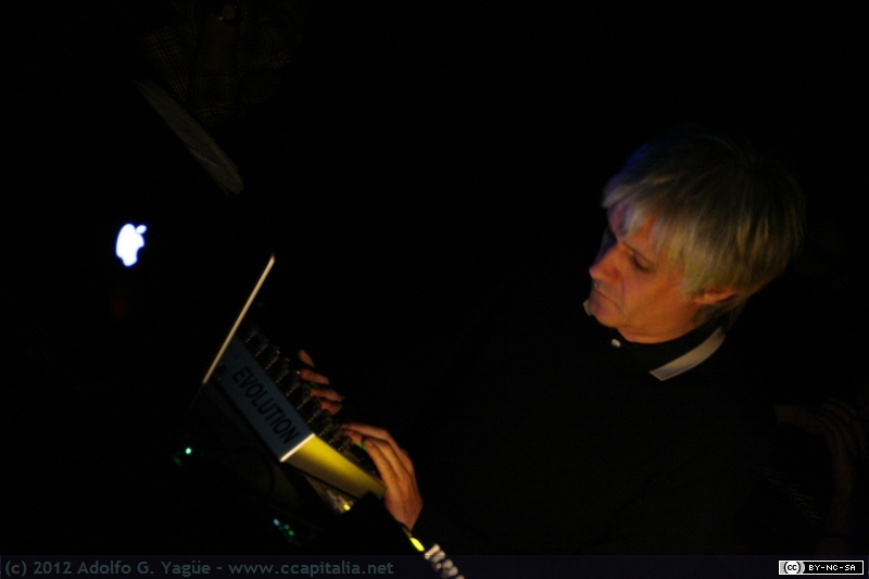 08.12.12 - Robert Hampson en Sonikas 10 (4)