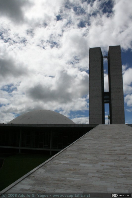 Senado Federal y edificio de administración del Congresso Nacional