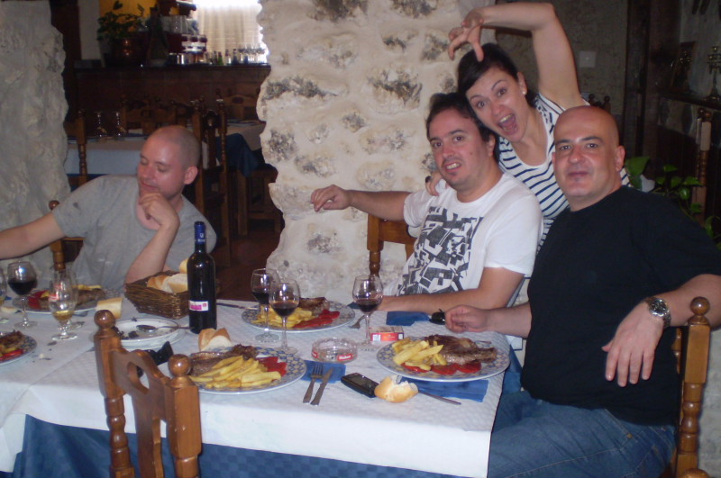 Mike McDevitt, Le Troner, Natalia y Sevi. Cuéllar, 2009